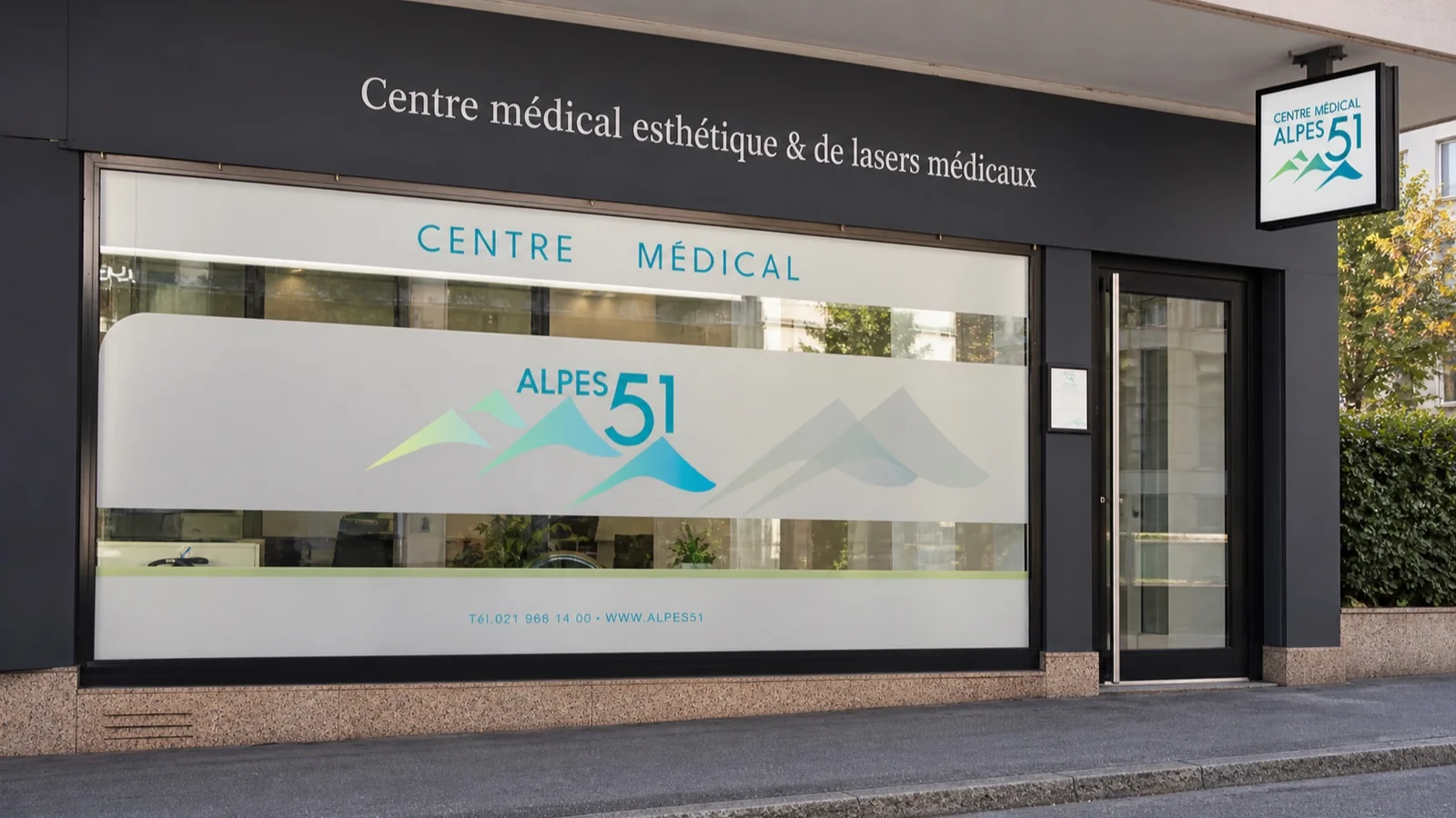 Mise en situation : vitrine et enseigne drapeau du Centre médical Alpes 51 à Montreux
